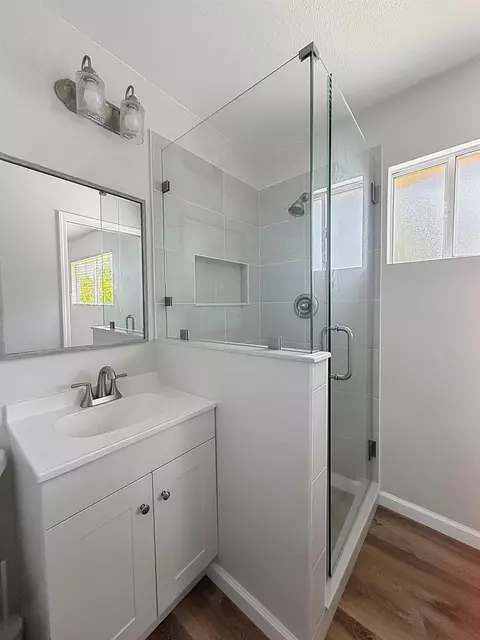Bath - 441 W 10th St, Gilroy, CA 95020 photo 2 of 4