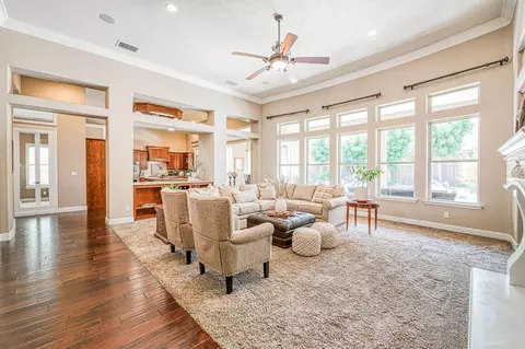 Living - 526 W Powers, Clovis, CA 93619 photo 2 of 7
