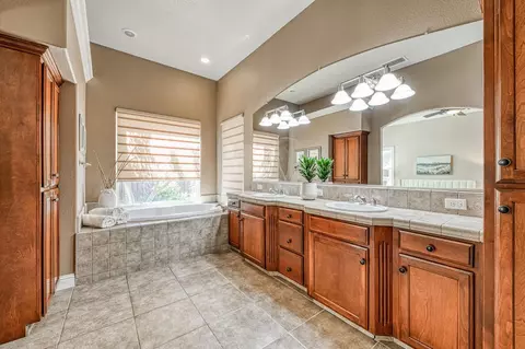 Bath - 526 W Powers, Clovis, CA 93619 photo 6 of 6