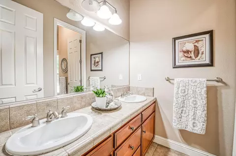 Bath - 526 W Powers, Clovis, CA 93619 photo 2 of 6
