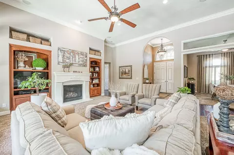 Living - 526 W Powers, Clovis, CA 93619 photo 6 of 7