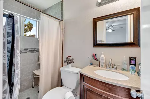 Bath - 605 Stanley St, Exeter, CA 93221 photo 2 of 2