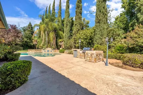 Exterior - 1165 N Fairfax Ave, Clovis, CA 93611 photo 5 of 10
