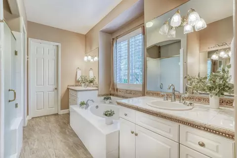 Bath - 1165 N Fairfax Ave, Clovis, CA 93611 photo 1 of 5