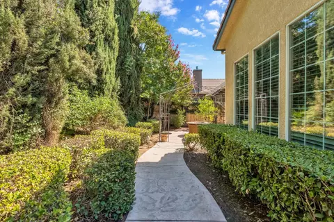 Exterior - 1165 N Fairfax Ave, Clovis, CA 93611 photo 9 of 10