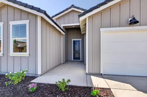 Entry Way - 16153 W Sunset Ave, Kerman, CA 93630 photo 1 of 2