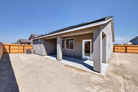 Exterior - 16153 W Sunset Ave, Kerman, CA 93630 photo 3 of 5