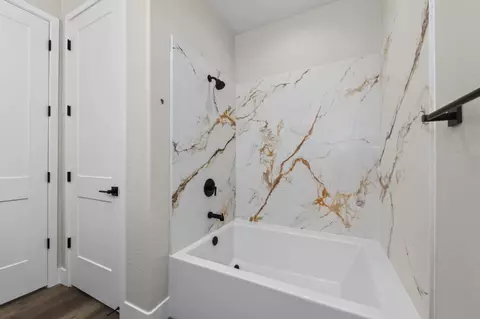 Bath - 429 S Barcus Ave, Kerman, CA 93630 photo 3 of 3