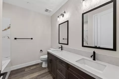 Bath - 429 S Barcus Ave, Kerman, CA 93630 photo 2 of 3