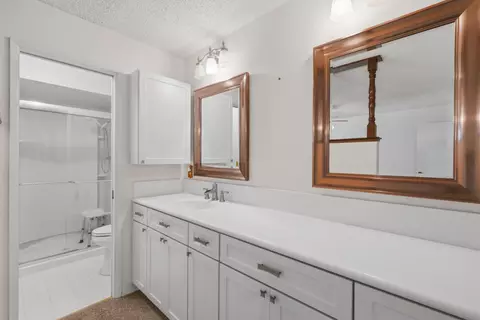 Bath - 46 S Olive St, Lemoore, CA 93245 photo 2 of 3