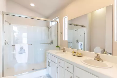 Bath - 950 Laguna Dr, Lemoore, CA 93245 photo 3 of 3