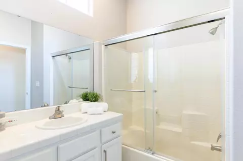 Bath - 950 Laguna Dr, Lemoore, CA 93245 photo 2 of 3