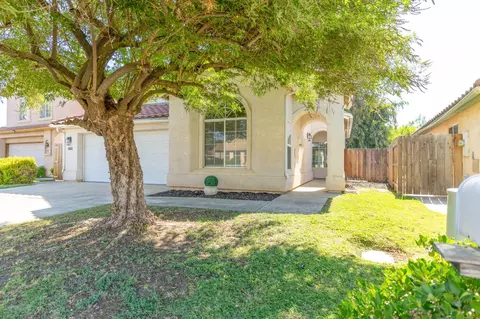 Exterior - 950 Laguna Dr, Lemoore, CA 93245 photo 3 of 8