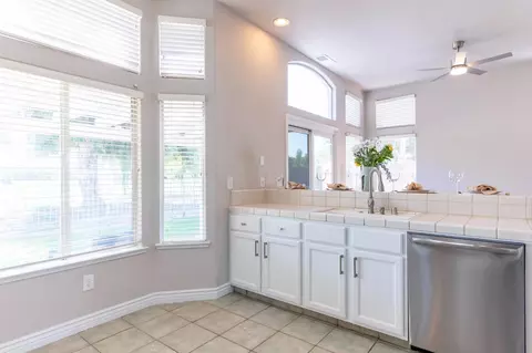 Kitchen - 950 Laguna Dr, Lemoore, CA 93245 photo 4 of 5