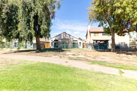 Exterior - 950 Laguna Dr, Lemoore, CA 93245 photo 7 of 8