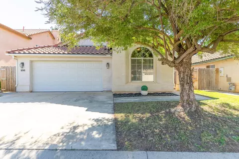 Exterior - 950 Laguna Dr, Lemoore, CA 93245 photo 2 of 8