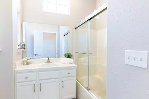 Bath - 950 Laguna Dr, Lemoore, CA 93245 photo 1 of 3