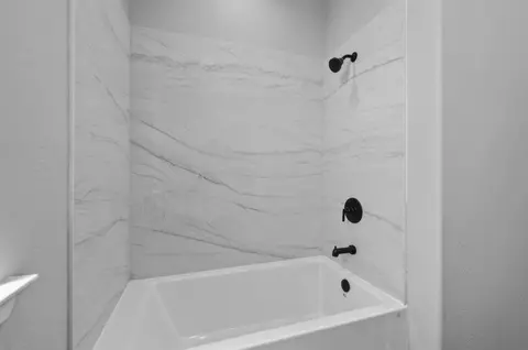 Bath - 16308 W David Ave, Kerman, CA 93630 photo 4 of 4