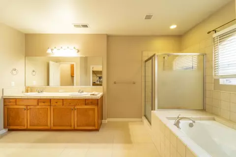 Bath - 3374 Keats Ave, Clovis, CA 93619 photo 3 of 4