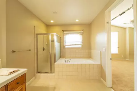 Bath - 3374 Keats Ave, Clovis, CA 93619 photo 4 of 4
