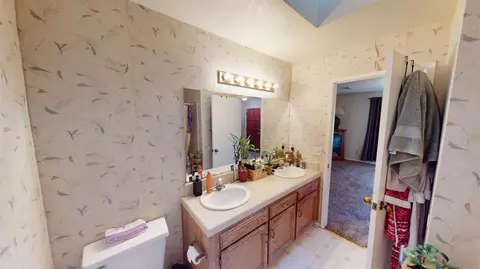 Bath - 2460 Sample Ave, Clovis, CA 93611 photo 5 of 5