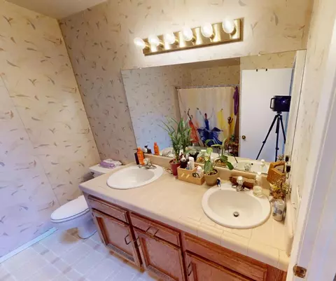 Bath - 2460 Sample Ave, Clovis, CA 93611 photo 4 of 5