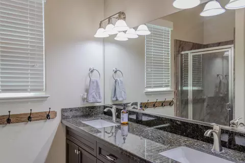 Bath - 46 N Brehler Ave, Sanger, CA 93657 photo 2 of 6
