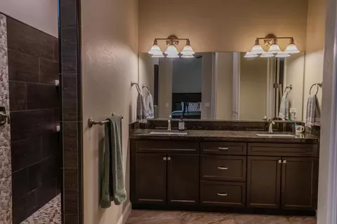 Bath - 46 N Brehler Ave, Sanger, CA 93657 photo 5 of 6