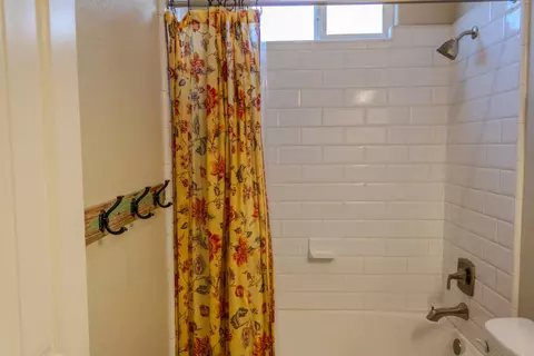 Bath - 46 N Brehler Ave, Sanger, CA 93657 photo 4 of 6