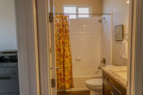 Bath - 46 N Brehler Ave, Sanger, CA 93657 photo 3 of 6