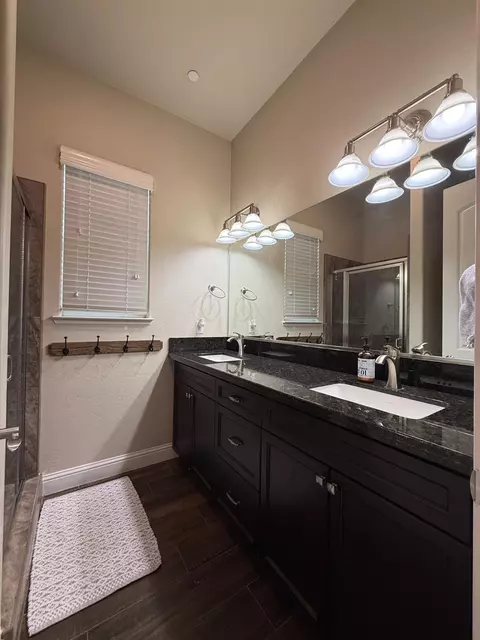Bath - 46 N Brehler Ave, Sanger, CA 93657 photo 1 of 1