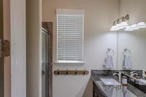 Bath - 46 N Brehler Ave, Sanger, CA 93657 photo 1 of 6