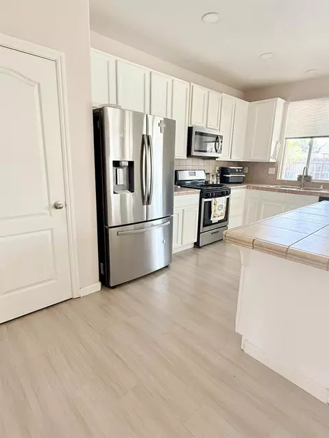 Kitchen - 4317 E Cambridge Ave, Visalia, CA 93292 photo 4 of 5