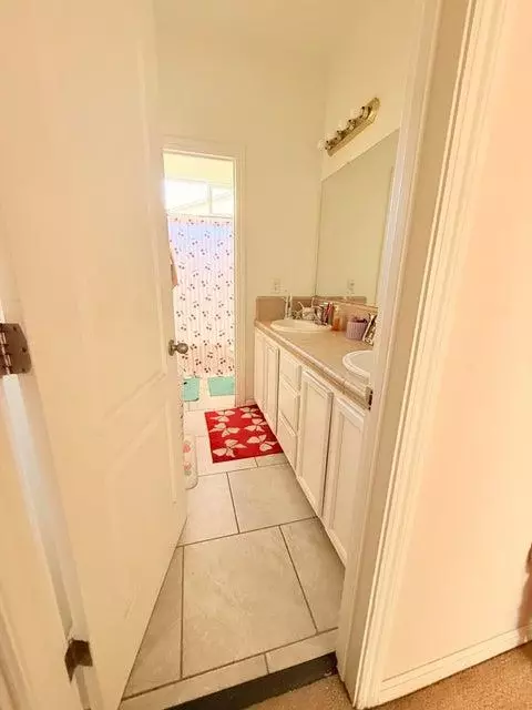 Bath - 4317 E Cambridge Ave, Visalia, CA 93292 photo 3 of 3