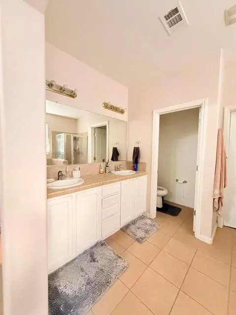 Bath - 4317 E Cambridge Ave, Visalia, CA 93292 photo 2 of 3