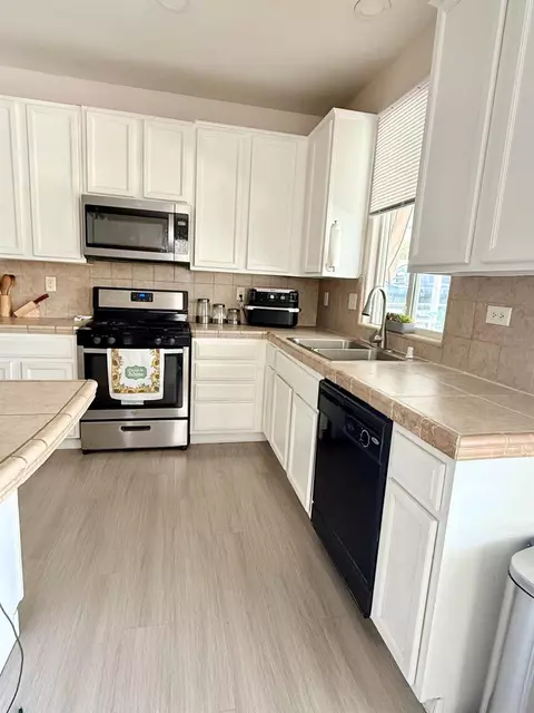 Kitchen - 4317 E Cambridge Ave, Visalia, CA 93292 photo 5 of 5