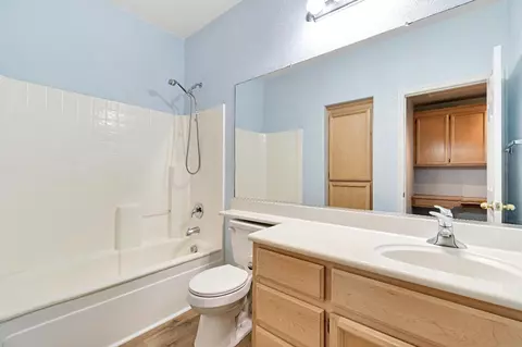 Bath - 1049 Stanford Ave, Madera, CA 93637 photo 1 of 2