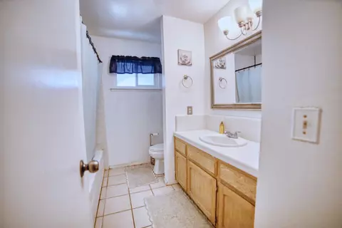 Bath - 11736 W Jensen Ave, Kerman, CA 93630 photo 1 of 2