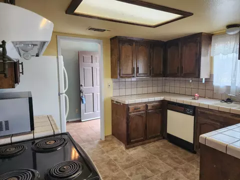 Kitchen - 24624 Tropical Dr, Madera, CA 93638 photo 4 of 4