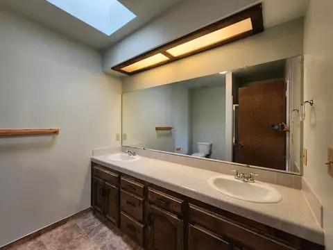 Bath - 24624 Tropical Dr, Madera, CA 93638 photo 6 of 8