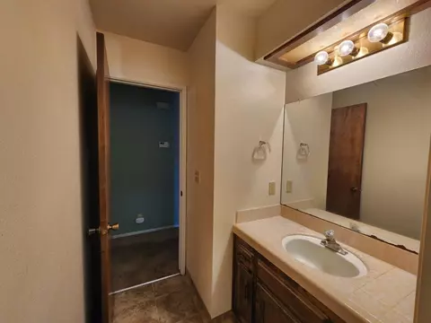 Bath - 24624 Tropical Dr, Madera, CA 93638 photo 4 of 8