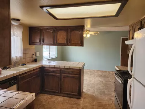 Kitchen - 24624 Tropical Dr, Madera, CA 93638 photo 3 of 4