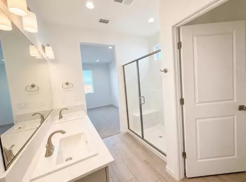 Bath - 780 Josephine Ave, Madera, CA 93636 photo 2 of 3