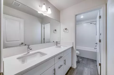 Bath - 501 Farmhouse Ln, Clovis, CA 93619 photo 3 of 3
