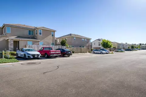 Exterior - 501 Farmhouse Ln, Clovis, CA 93619 photo 2 of 9