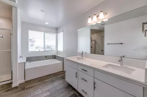 Bath - 501 Farmhouse Ln, Clovis, CA 93619 photo 2 of 3