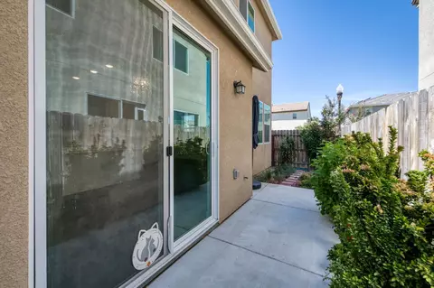Exterior - 501 Farmhouse Ln, Clovis, CA 93619 photo 6 of 9