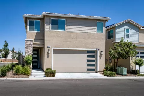 Exterior - 501 Farmhouse Ln, Clovis, CA 93619 photo 5 of 9