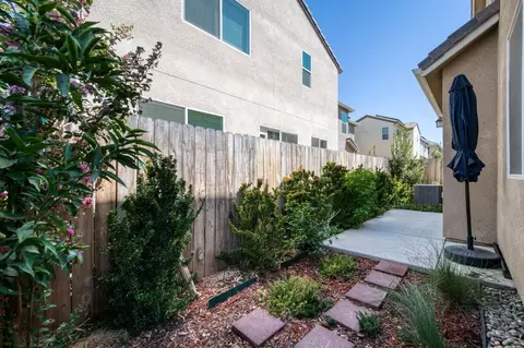 Exterior - 501 Farmhouse Ln, Clovis, CA 93619 photo 7 of 9