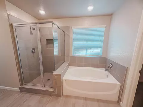 Bath - 3335 Las Rosas Ave, Clovis, CA 93619 photo 5 of 5